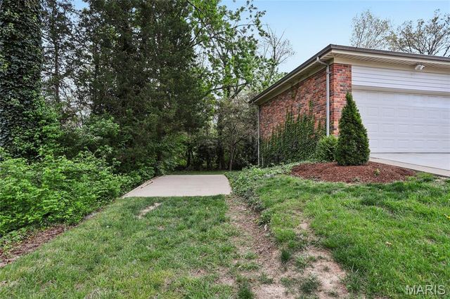9616 Yorkshire Estates Drive, Crestwood, MO 63126