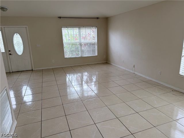 9728 Gladiolus Bulb LOOP, Fort Myers, FL 33908