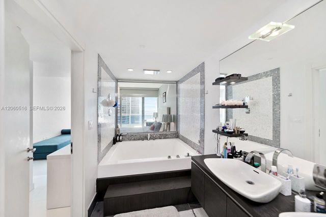 200 Biscayne Boulevard Way 4006, Miami, FL 33131
