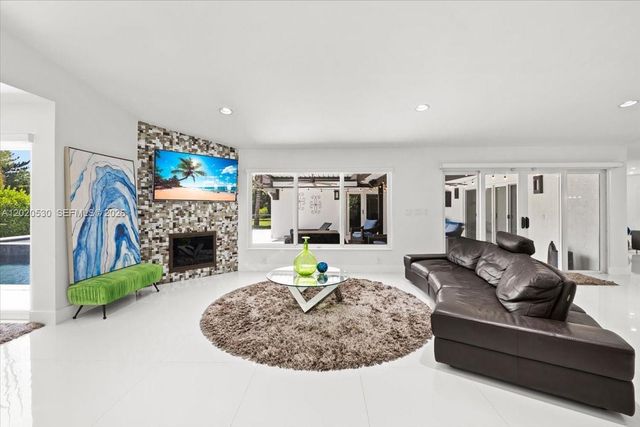 11600 SW 1st St, Plantation, FL 33325