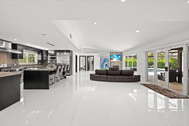 11600 SW 1st St, Plantation, FL 33325