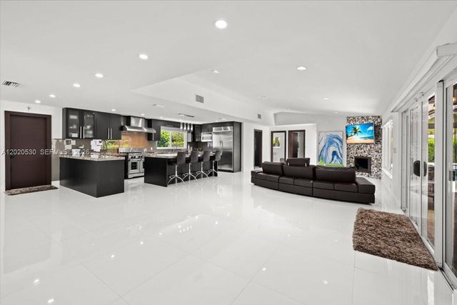 11600 SW 1st St, Plantation, FL 33325
