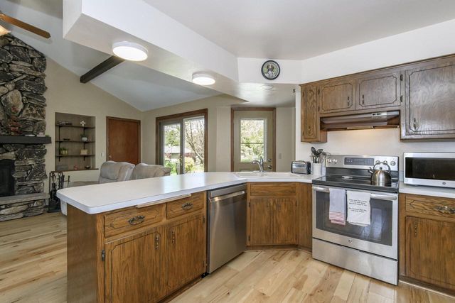 1438 Heather CIRCLE, Hubertus, WI 53033