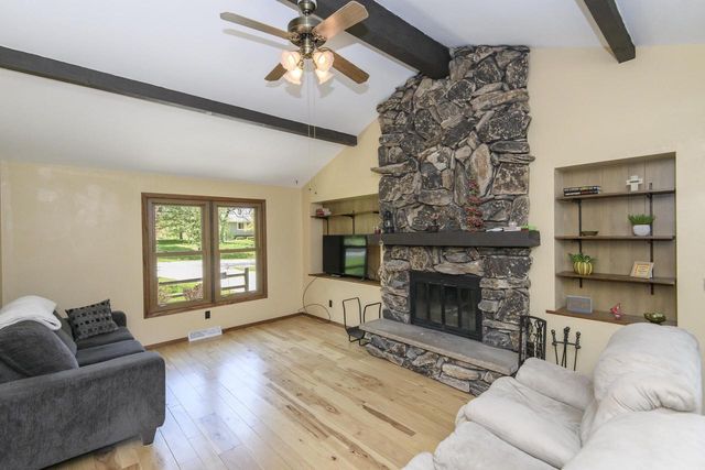 1438 Heather CIRCLE, Hubertus, WI 53033