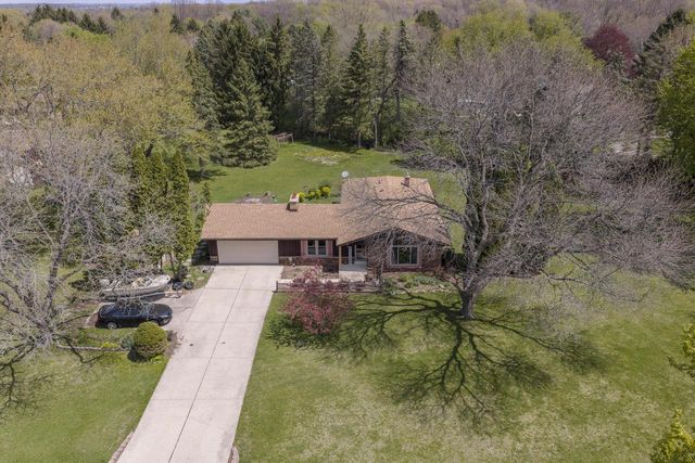 1438 Heather CIRCLE, Hubertus, WI 53033