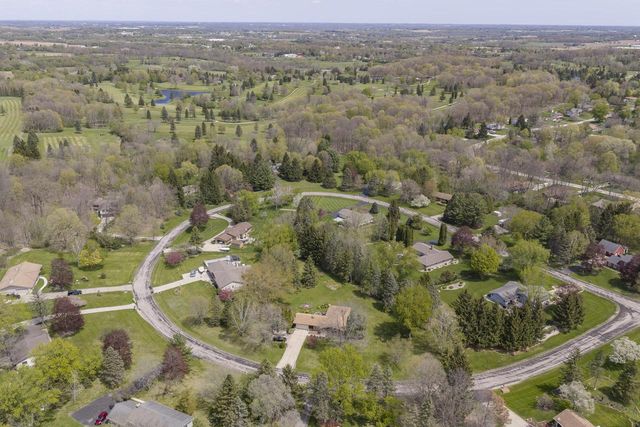 1438 Heather CIRCLE, Hubertus, WI 53033