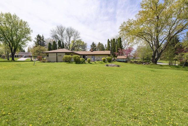 1438 Heather CIRCLE, Hubertus, WI 53033