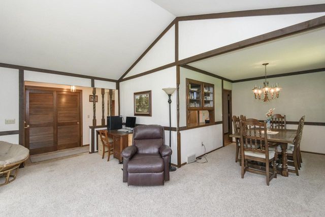 1438 Heather CIRCLE, Hubertus, WI 53033