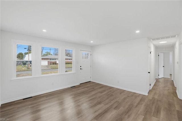 1512 Boxwood DR, Chesapeake, VA 23323