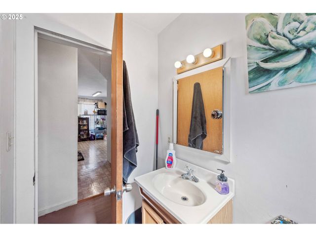 805 C St, Myrtle Point, OR 97458