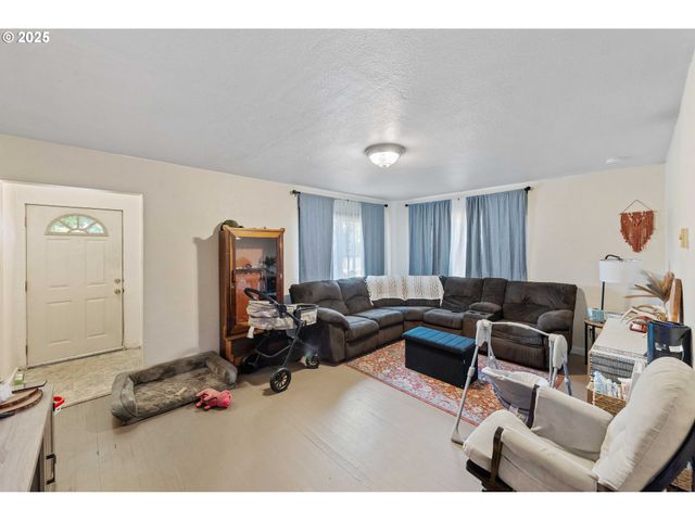 805 C St, Myrtle Point, OR 97458