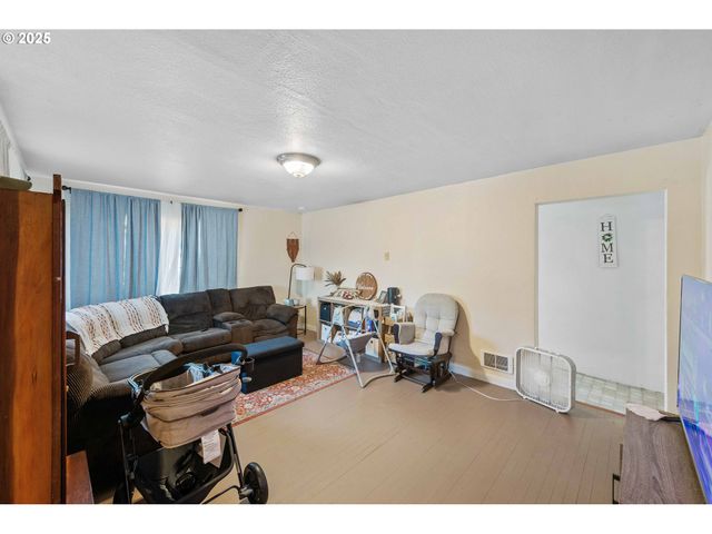 805 C St, Myrtle Point, OR 97458