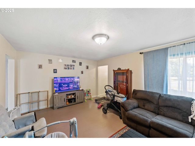 805 C St, Myrtle Point, OR 97458