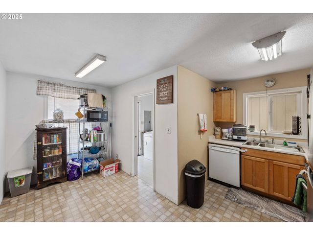 805 C St, Myrtle Point, OR 97458