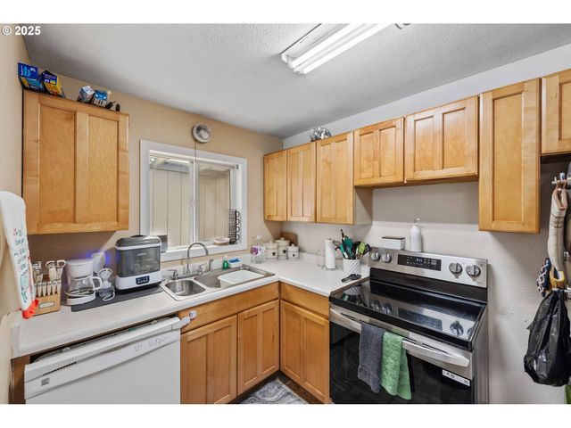 805 C St, Myrtle Point, OR 97458