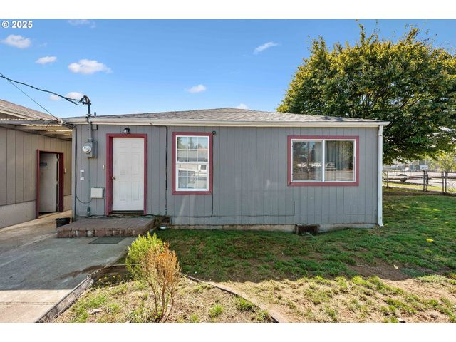 805 C St, Myrtle Point, OR 97458