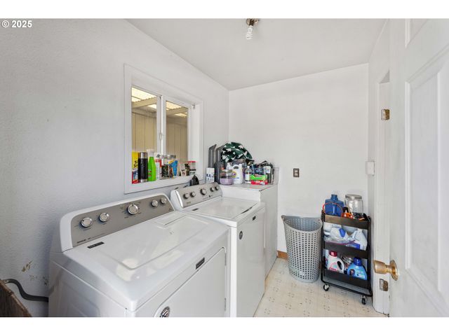 805 C St, Myrtle Point, OR 97458