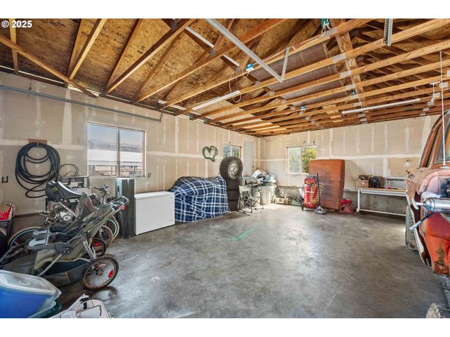 805 C St, Myrtle Point, OR 97458