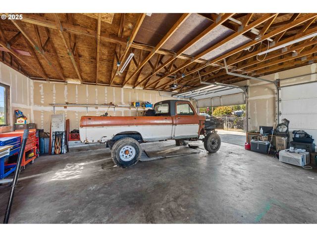 805 C St, Myrtle Point, OR 97458