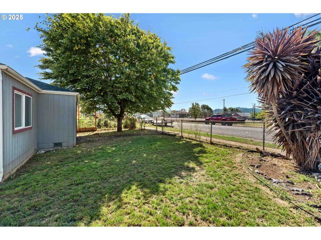 805 C St, Myrtle Point, OR 97458