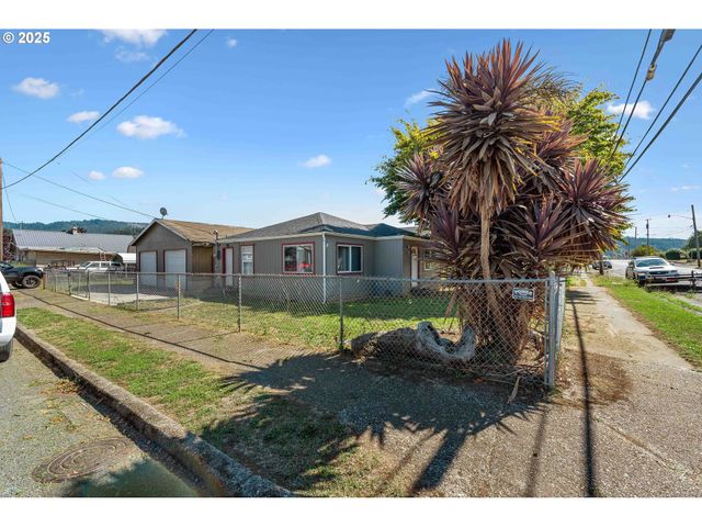 805 C St, Myrtle Point, OR 97458