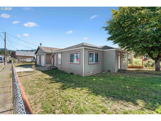 805 C St, Myrtle Point, OR 97458