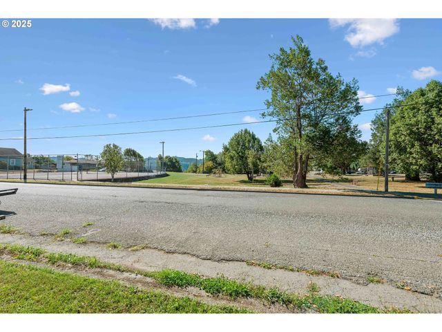 805 C St, Myrtle Point, OR 97458