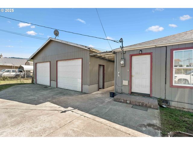 805 C St, Myrtle Point, OR 97458