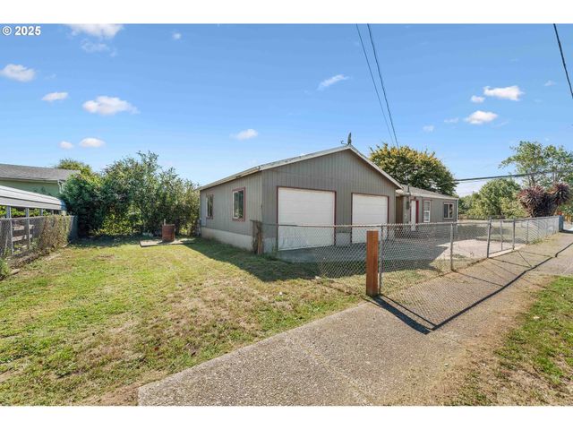 805 C St, Myrtle Point, OR 97458