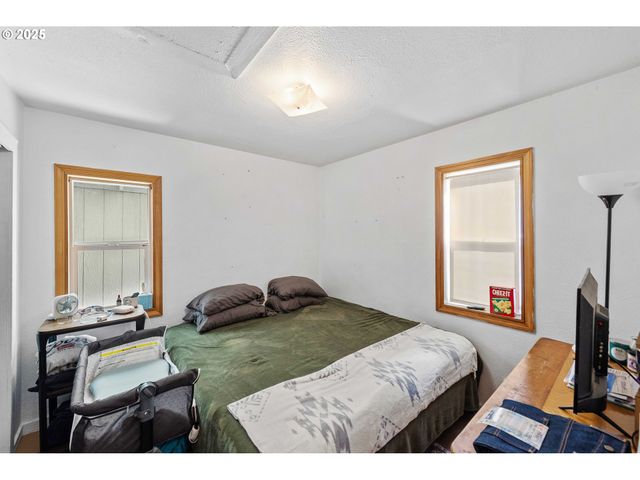 805 C St, Myrtle Point, OR 97458