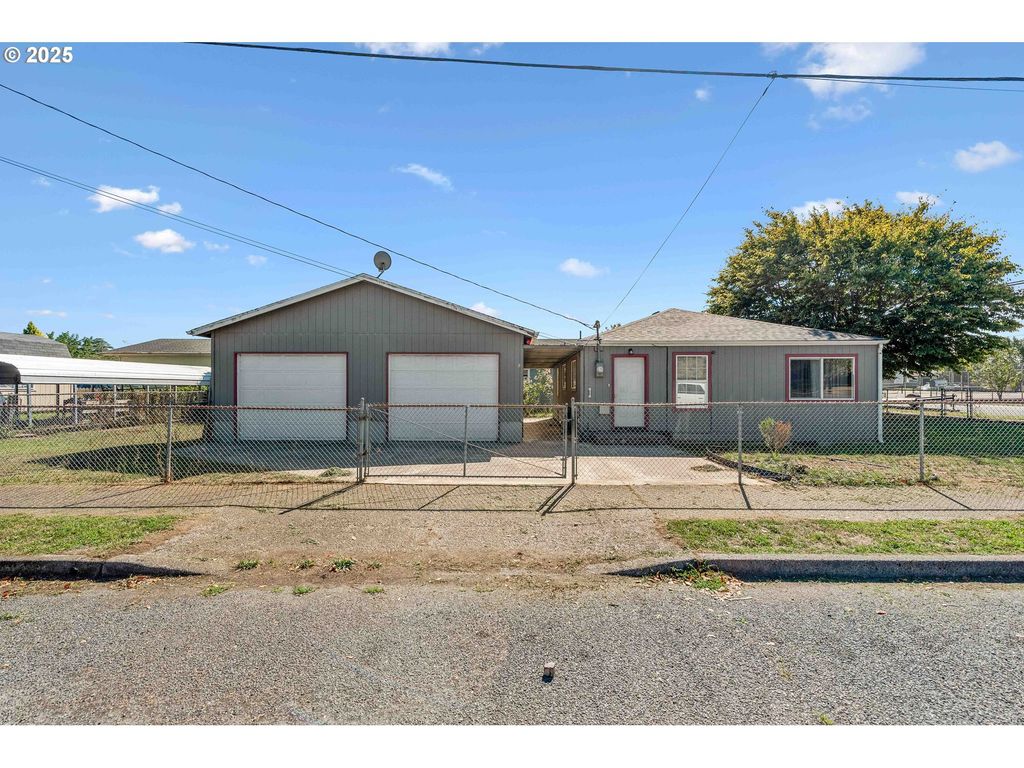 805 C St, Myrtle Point, OR 97458