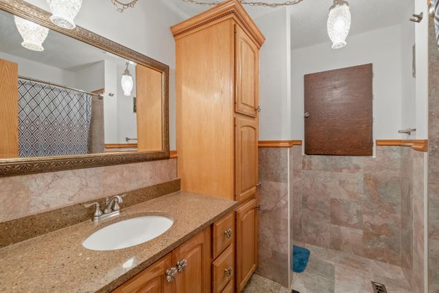 1002 E Ridgeway Avenue, Waterloo, IA 50702