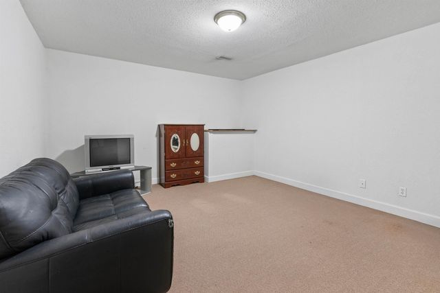 1002 E Ridgeway Avenue, Waterloo, IA 50702