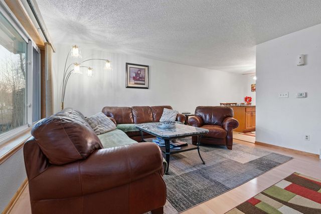 1002 E Ridgeway Avenue, Waterloo, IA 50702