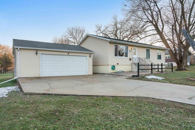 1002 E Ridgeway Avenue, Waterloo, IA 50702