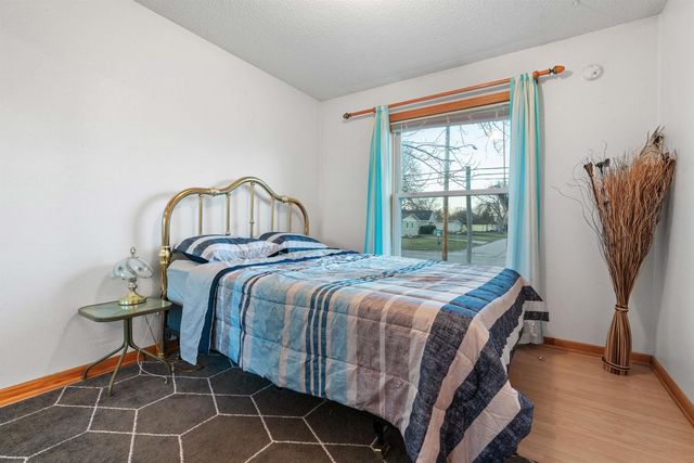 1002 E Ridgeway Avenue, Waterloo, IA 50702