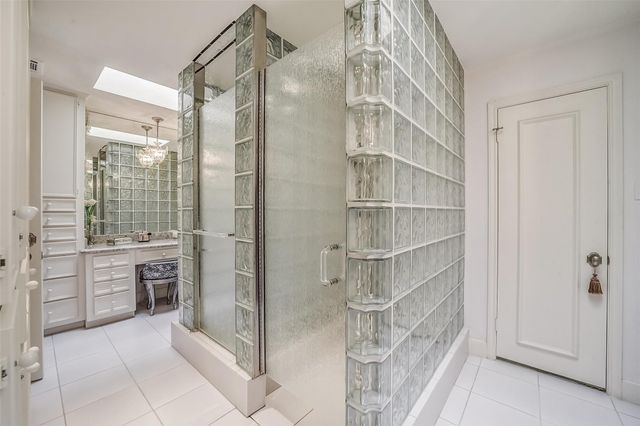 2011 Canongate Drive, Houston, TX 77056