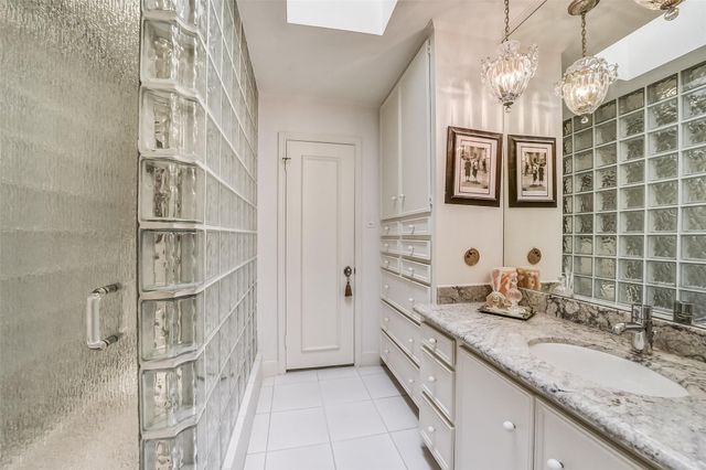 2011 Canongate Drive, Houston, TX 77056