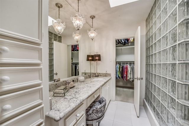 2011 Canongate Drive, Houston, TX 77056