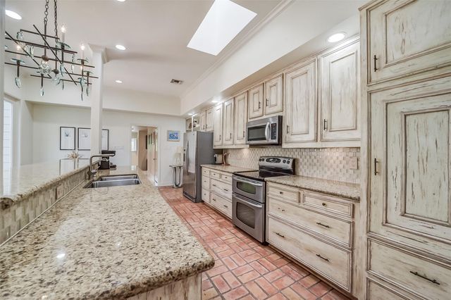2011 Canongate Drive, Houston, TX 77056