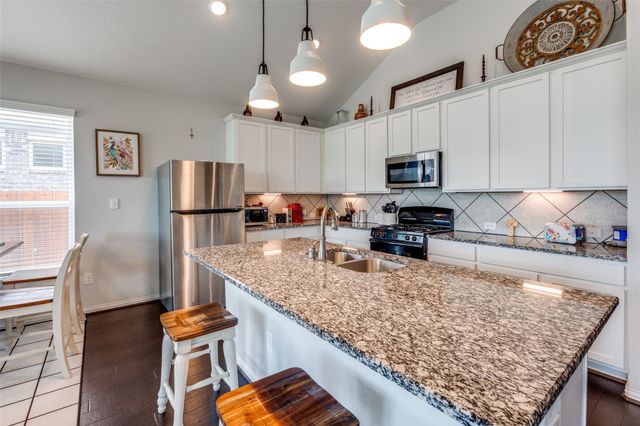 323 Natchez DR, Buda, TX 78610