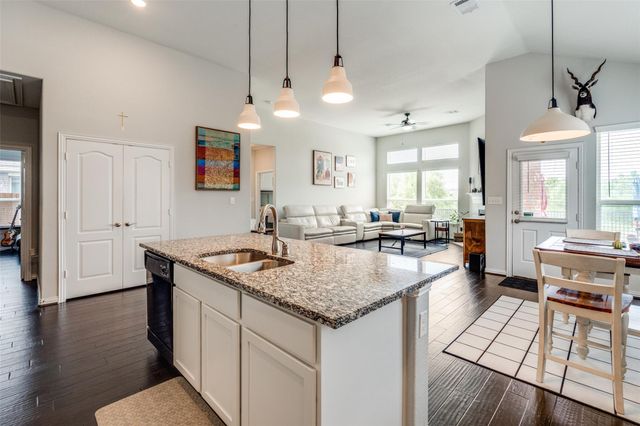 323 Natchez DR, Buda, TX 78610