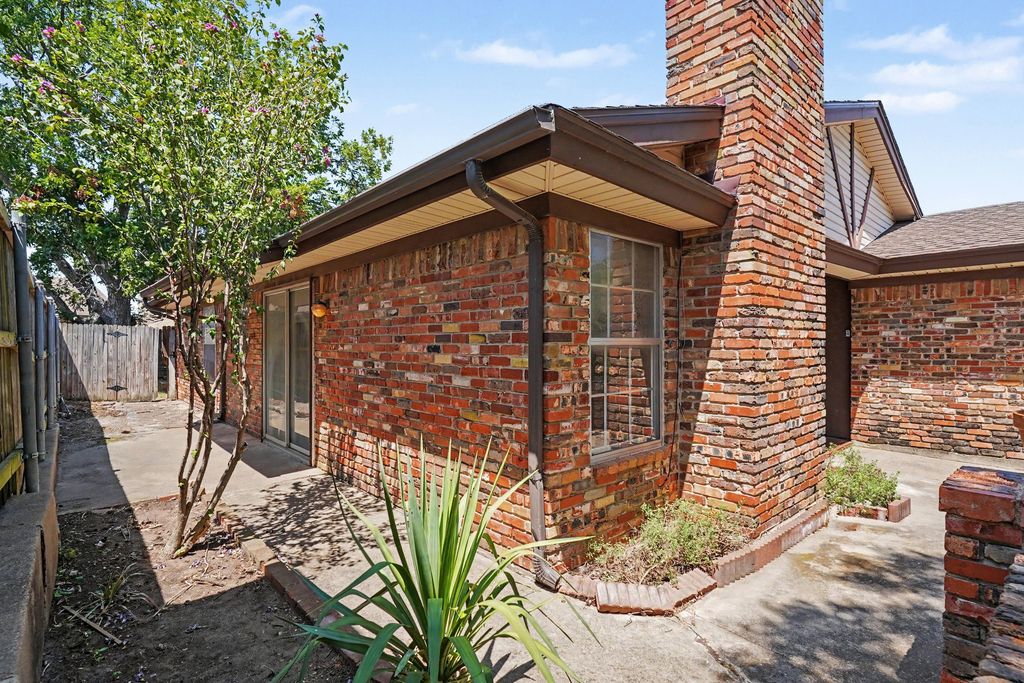 17 Oakmont Court, Pantego, TX 76013 — photo 4
