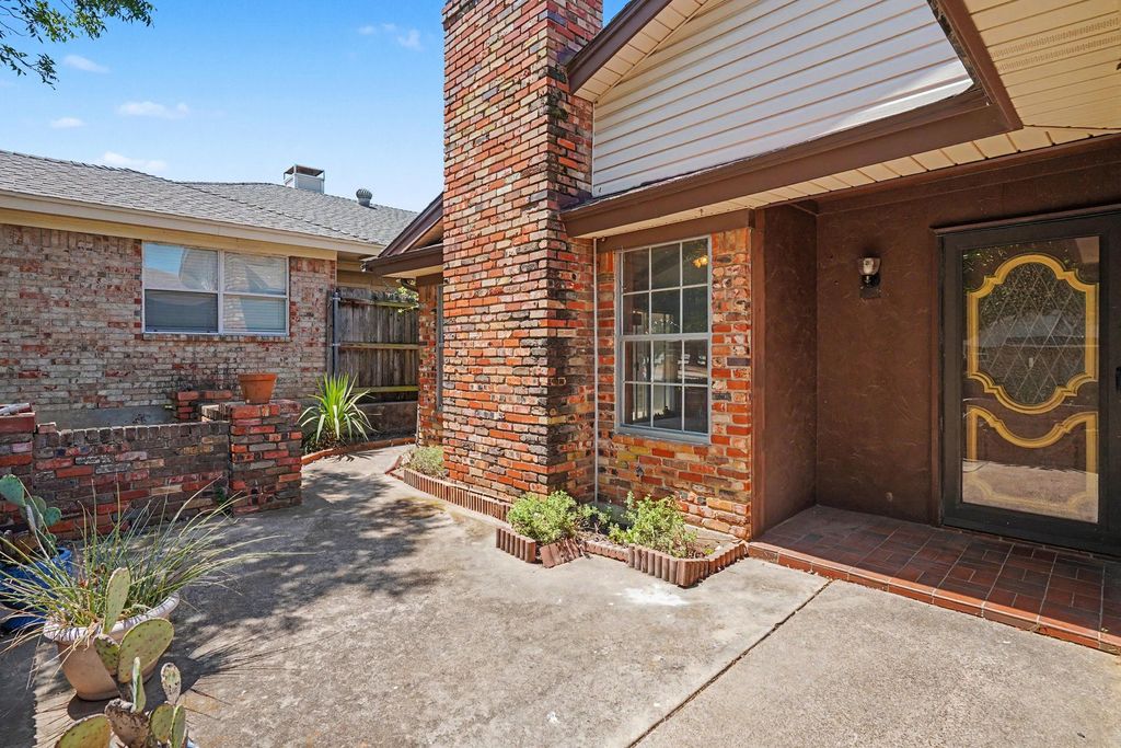 17 Oakmont Court, Pantego, TX 76013 — photo 5