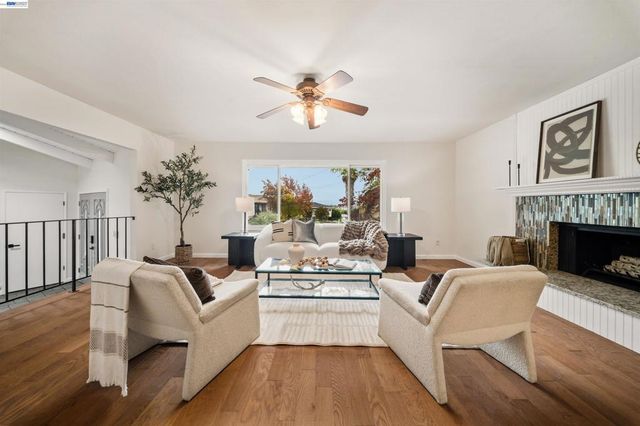699 Fiesta Pl, Hayward, CA 94544