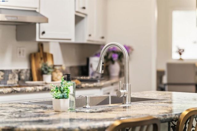 699 Fiesta Pl, Hayward, CA 94544