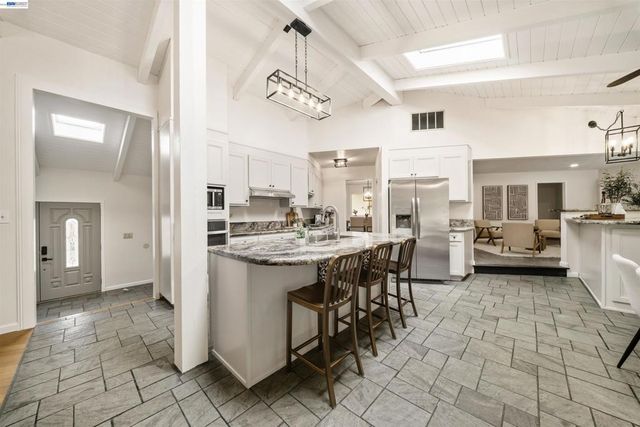 699 Fiesta Pl, Hayward, CA 94544