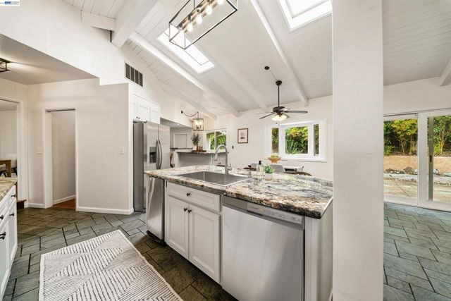 699 Fiesta Pl, Hayward, CA 94544