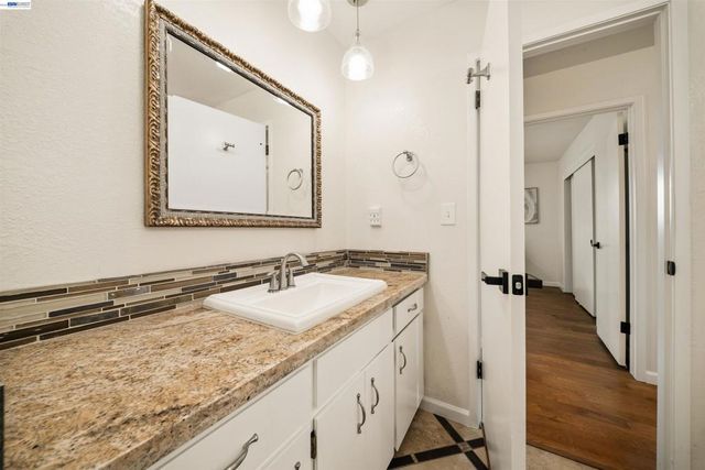 699 Fiesta Pl, Hayward, CA 94544