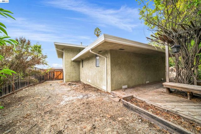 699 Fiesta Pl, Hayward, CA 94544